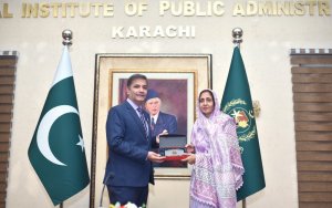 Director General NIPA Karachi Dr. Syed Saif ur Rehman, PAS, TI giving the Shield to the Principal of CK-ECK Govt. Primary & Lower Secondary School.