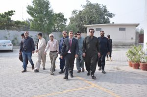 Dr. Syed Saif Ur Rehman PAS, TI giving Mr. Kaleem Ullah (Rashid) Khaskheli & his team a tour of NIPA.