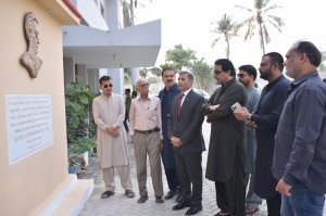 Dr. Syed Saif Ur Rehman PAS, TI, showcasing Quaid-e-Azam's stele, recently inaugurated by Governor Sindh Kamran Tessori to Mr. Kaleem Ullah (Rashid) Khaskheli & his team